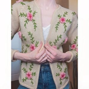 VINTAGE 1960s 3D Rose Floral Appliqué Embroidered Cream Pink Open Wool Cardigan